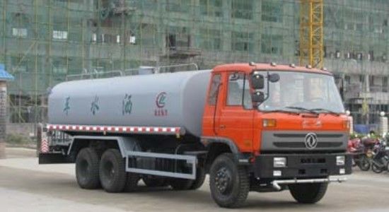 De Vrachtwagen Dubbele Achterbrug van Bowser van het Dongfeng6x4 20000L 210hp Water
